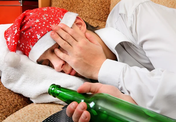 Adolescente dormir com uma cerveja — Fotografia de Stock