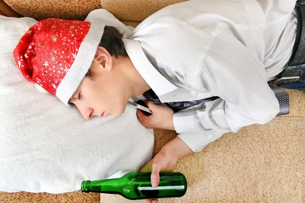 Adolescente dormir com uma cerveja — Fotografia de Stock