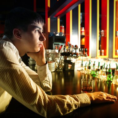 üzgün bir genç adam barda