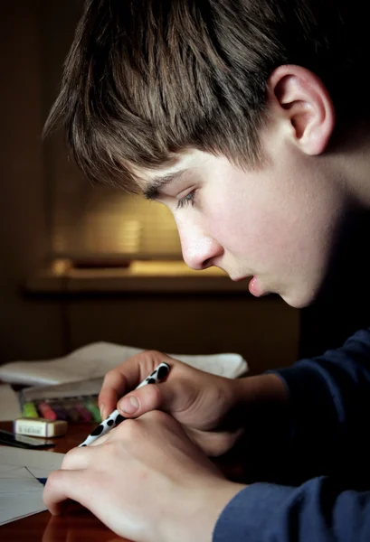 Tiener doet huiswerk — Stockfoto