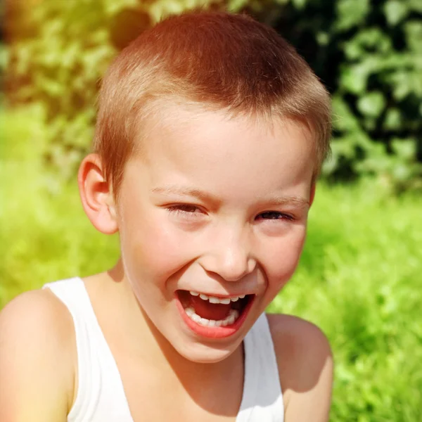 Niño feliz al aire libre —  Fotos de Stock