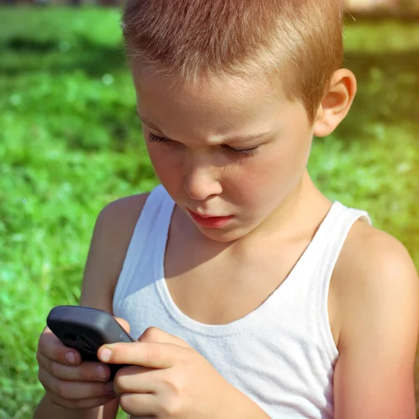 Kid met cellphone — Stockfoto