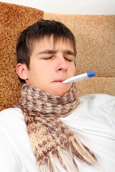 Kranker Teenager mit Thermometer — Stockfoto