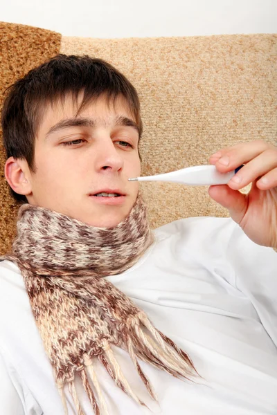 Kranker Teenager mit Thermometer — Stockfoto