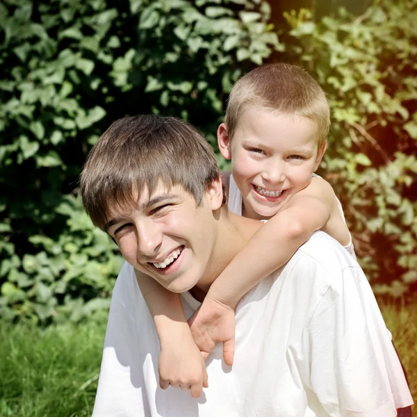 Gelukkige jongen en tiener portret — Stockfoto