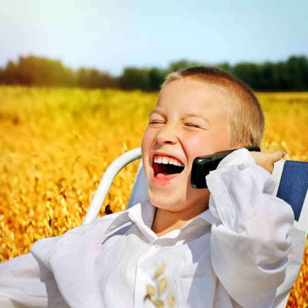 Kid with Cellphone outdoor — Stock Photo, Image