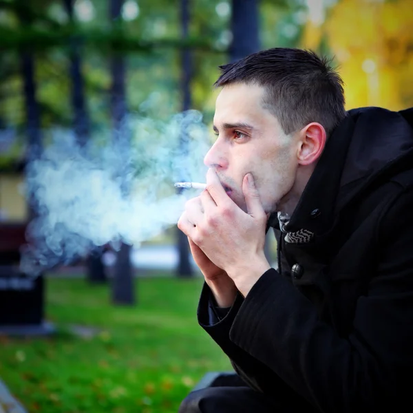 Triste hombre fumando — Foto de Stock