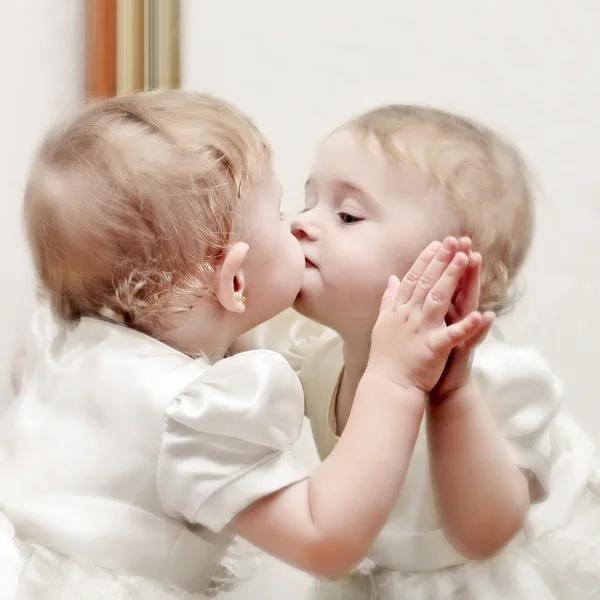 Bebê beijando um espelho — Fotografia de Stock