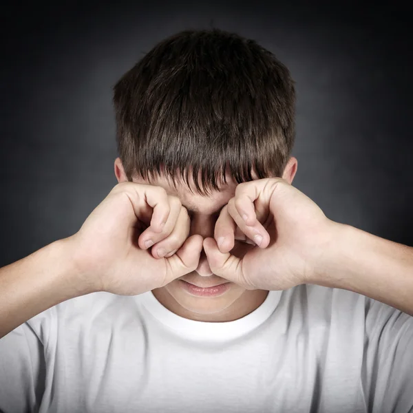 Genç adam gözleri ovmak — Stok fotoğraf