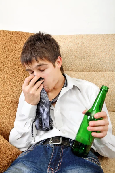 Adolescente en adicción al alcohol —  Fotos de Stock