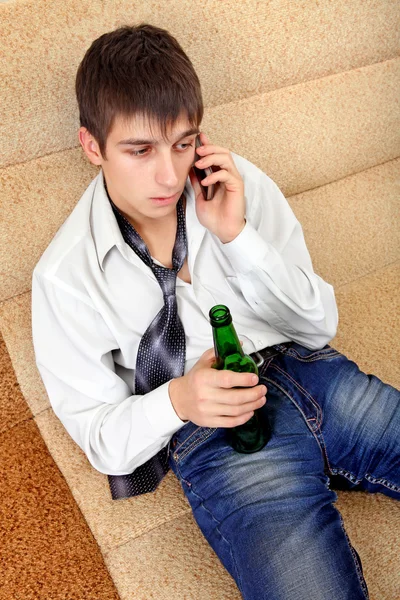 Nastolatek z piwa i telefon — Zdjęcie stockowe