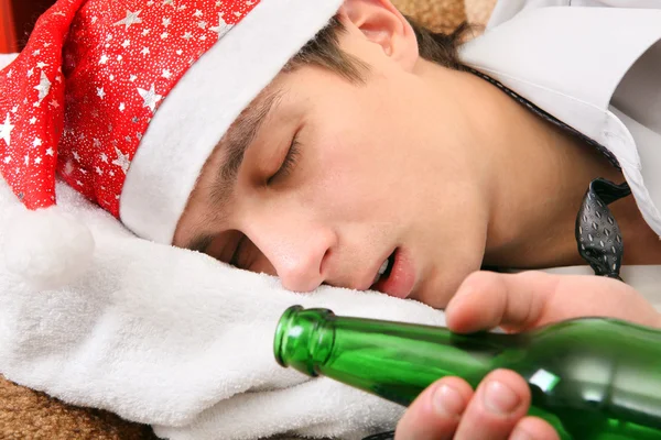 Adolescente dormir com uma cerveja — Fotografia de Stock
