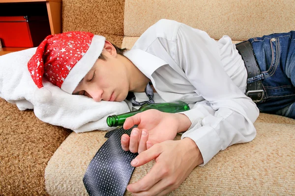 Adolescente dormir com uma cerveja — Fotografia de Stock