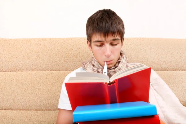 Nemocný Student se knihami — Stock fotografie