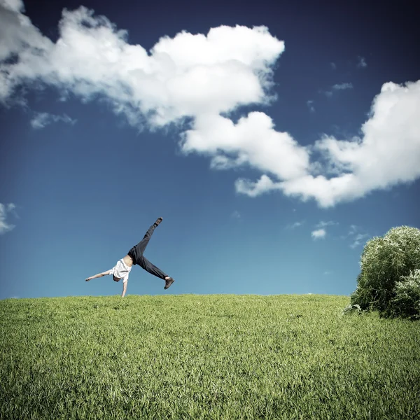 Saut périlleux sur l'herbe — Photo