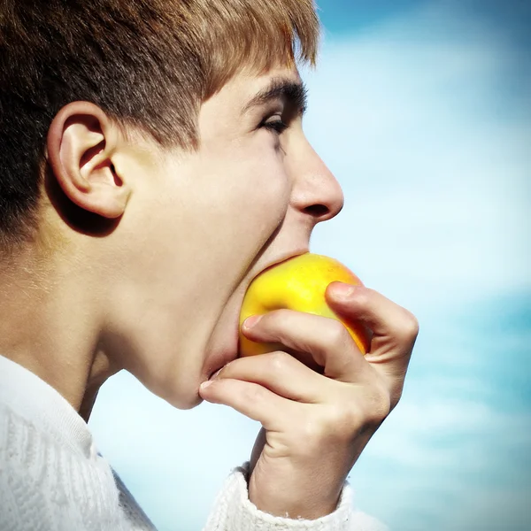 Teenager eat an Apple — Stock Photo, Image