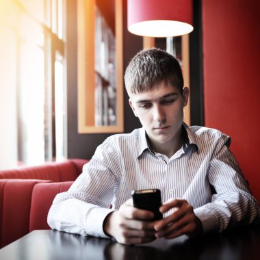 cep telefonu ile genç adam