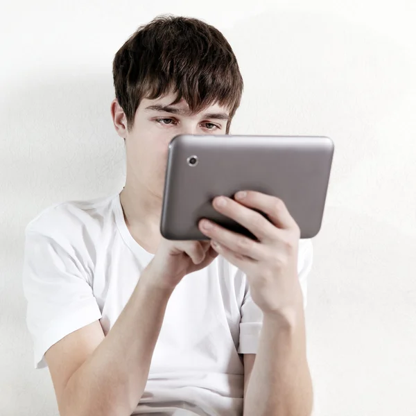 Adolescente com computador tablet — Fotografia de Stock