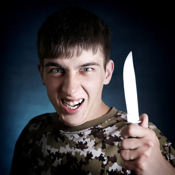 Kızgın genç bir bıçak ile — Stok fotoğraf