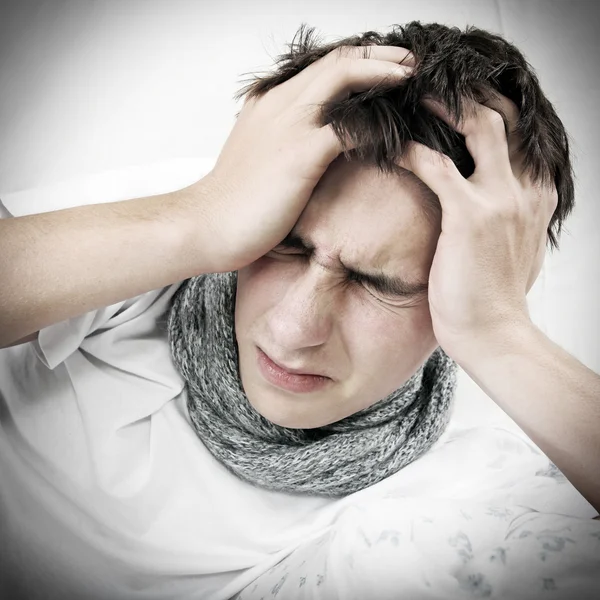 Młody człowiek czuje ból głowy — Zdjęcie stockowe