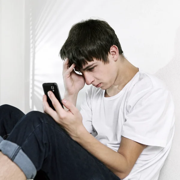 Triste adolescente con cellulare — Foto Stock