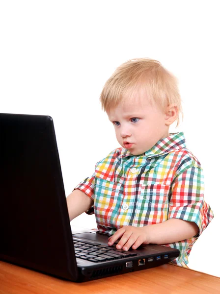 Babyjongen met laptop — Stockfoto