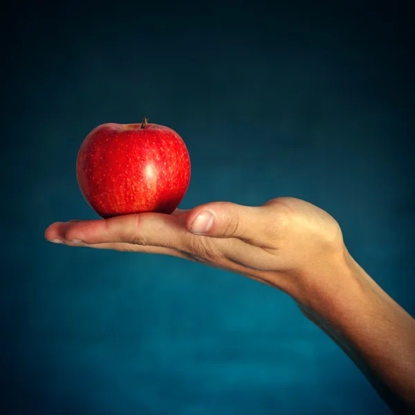 Mela rossa sulla mano — Foto Stock