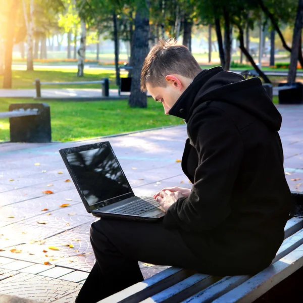 Jeune homme avec ordinateur portable — Photo