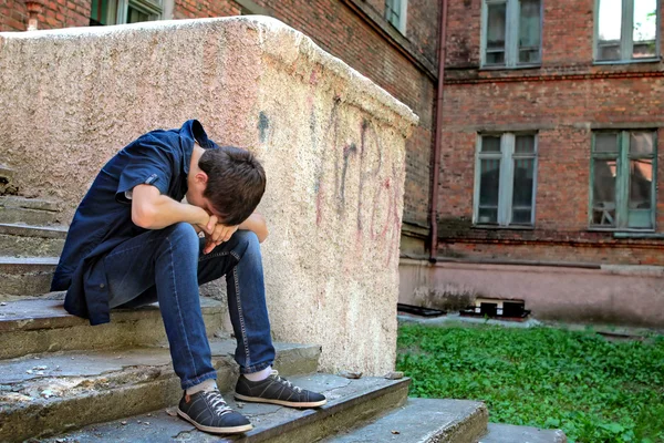 Smutný teenager venkovní — Stock fotografie