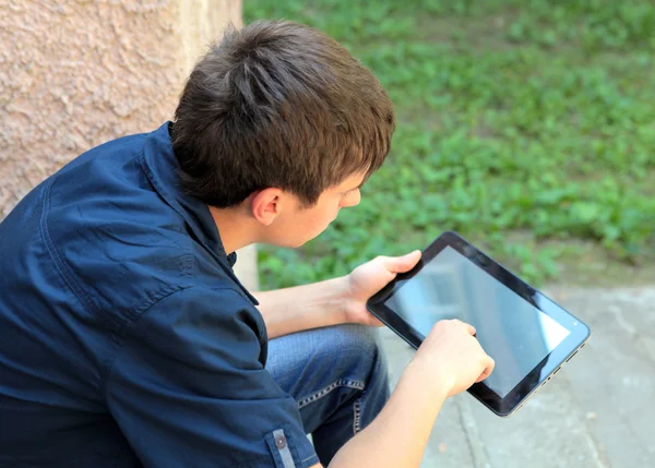 Teenager s tabletovým počítačem — Stock fotografie