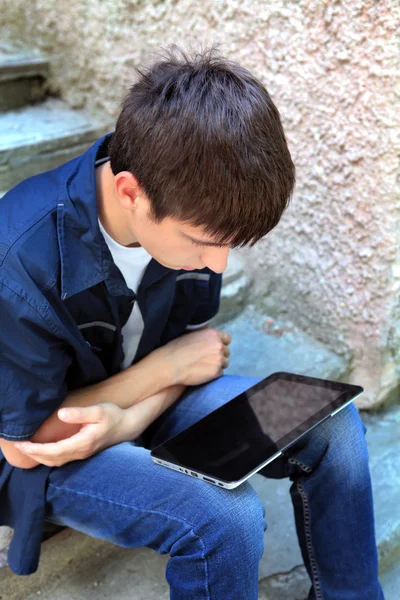 Tonåring med tablet PC — Stockfoto