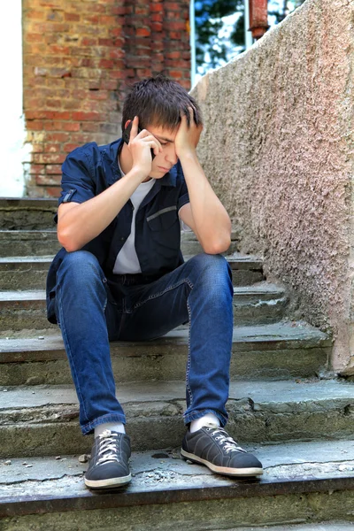 Triste adolescente al aire libre — Foto de Stock