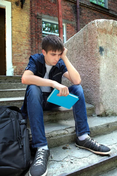 Estudiante triste con el libro —  Fotos de Stock