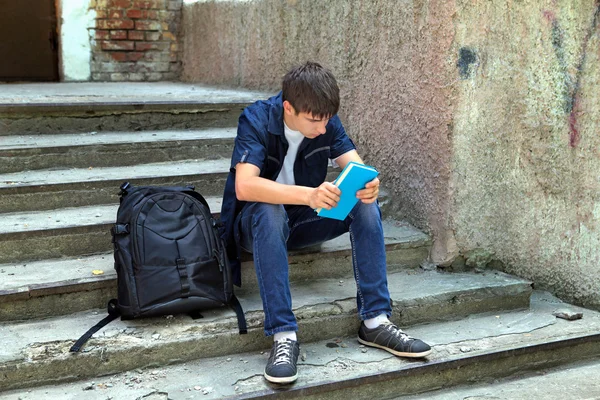 Traurige Studentin mit dem Buch — Stockfoto