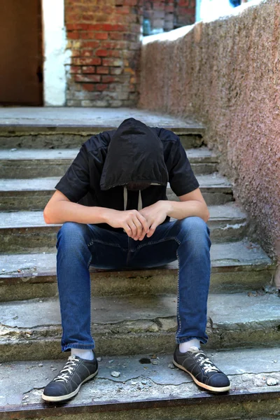 Triste adolescente al aire libre —  Fotos de Stock