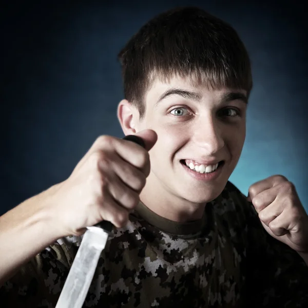 Enojado adolescente con un cuchillo — Foto de Stock