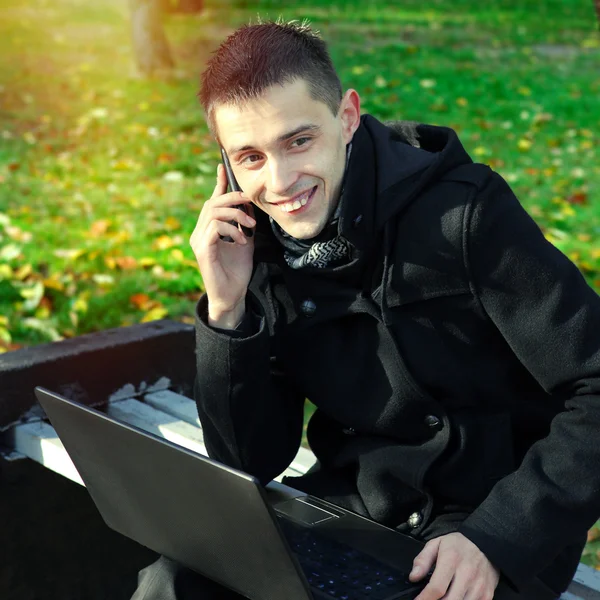 Homme avec ordinateur portable au parc — Photo