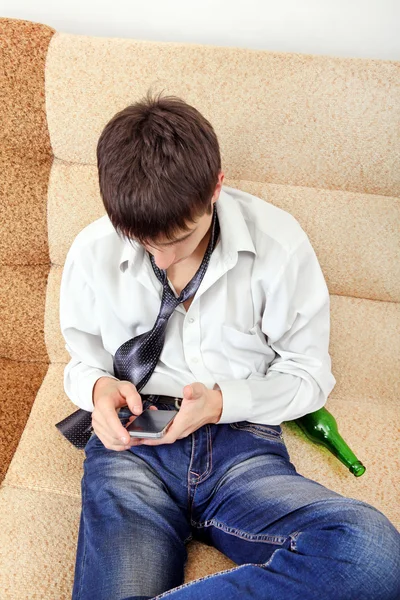 Genç bir bira ve cep telefonu ile — Stok fotoğraf