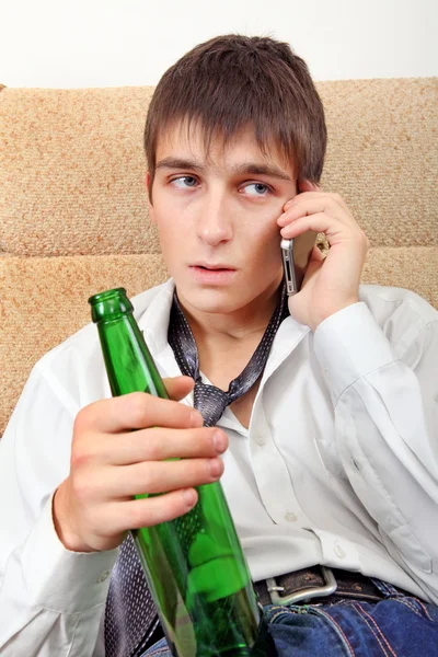 Teenager mit Bier und Handy — Stockfoto