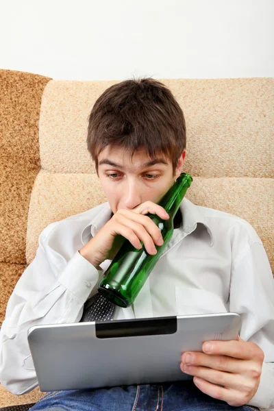 Teenager with a Beer and Tablet — Stock Photo, Image