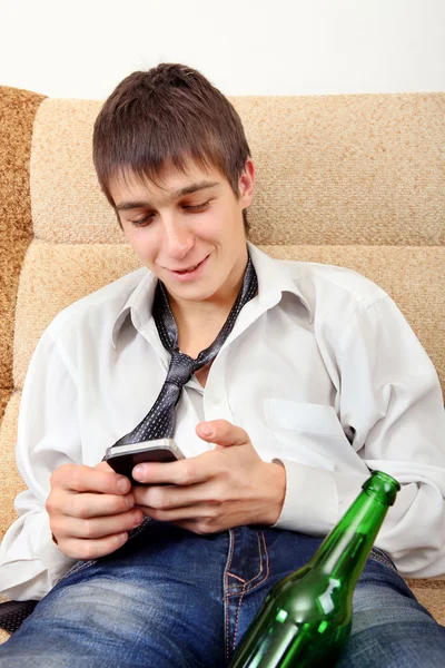 Teenager mit Bier und Handy — Stockfoto