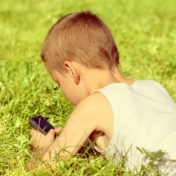 Ragazzo con cellulare — Foto Stock