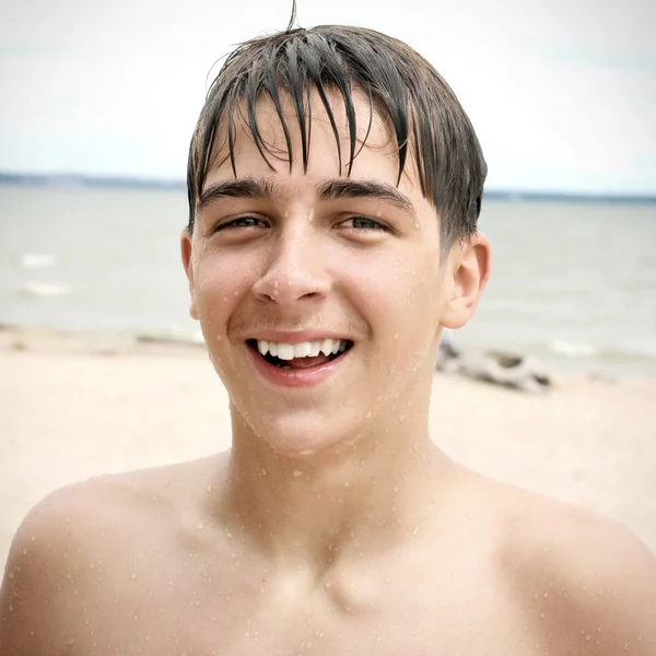 Adolescente sulla spiaggia — Foto Stock