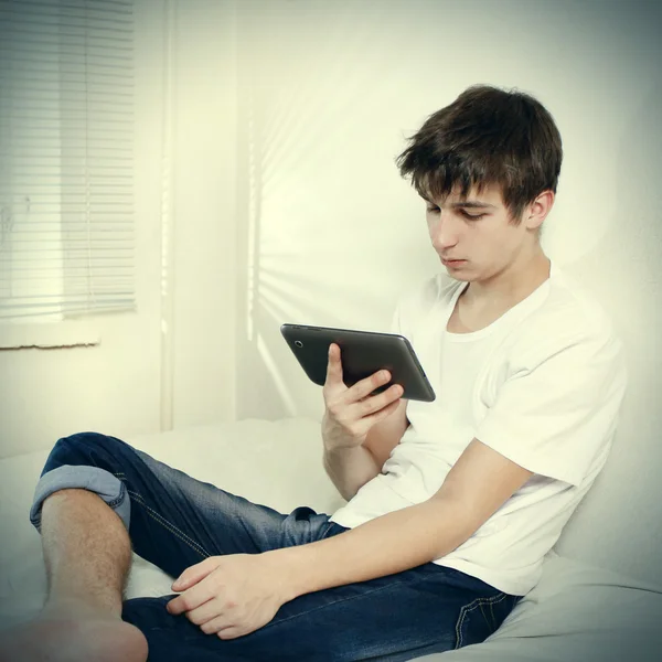 Adolescent fatigué avec tablette — Photo