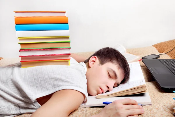 Adolescente dorme nos livros — Fotografia de Stock