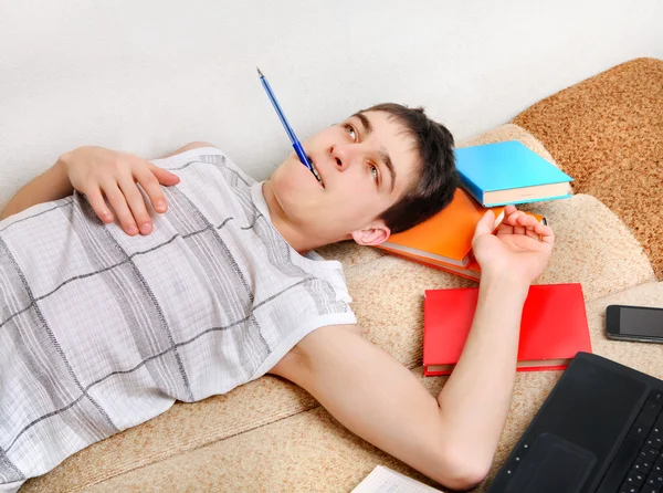 Unavený teenager na pohovce — Stock fotografie
