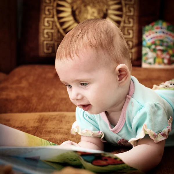 Baby met een boek — Stockfoto