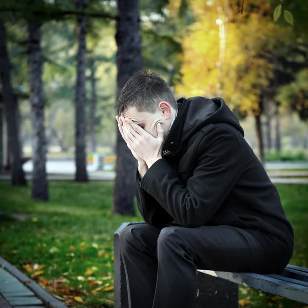 Üzgün bir adam parkta — Stok fotoğraf