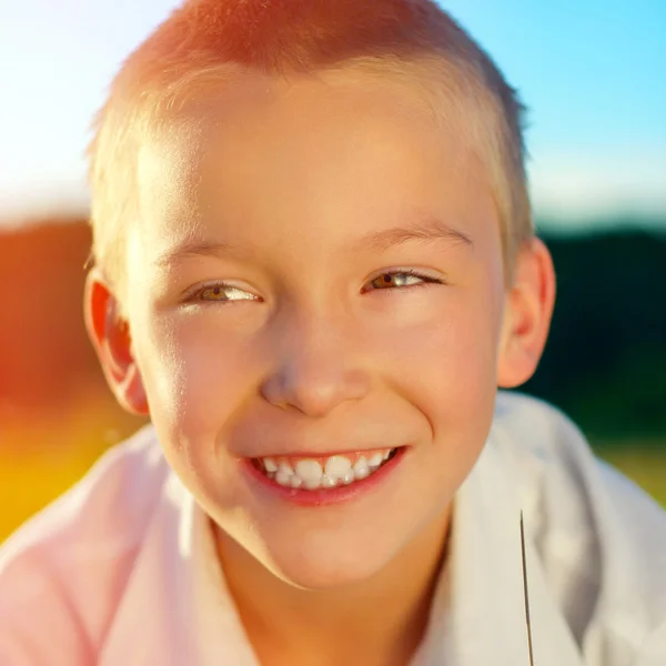 Retrato de niño feliz — Foto de Stock