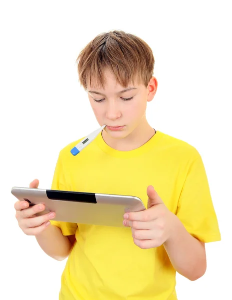 Niño enfermo con la tableta — Foto de Stock